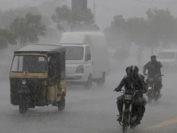 Rain Hits Karachi as Weather Department Forecasts Showers Throughout the Day